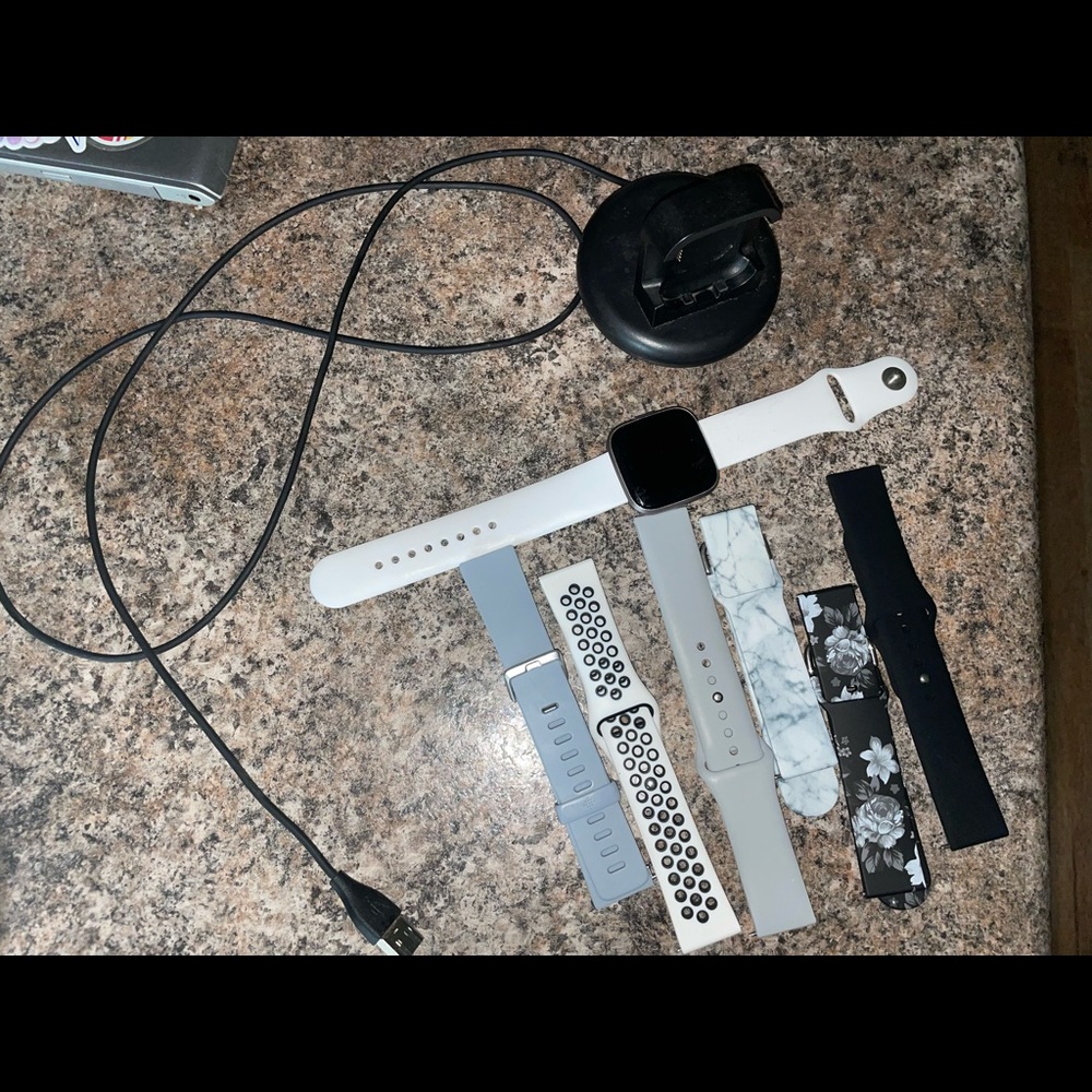 Fitbit Versa 2 + Bands + 2 chargers